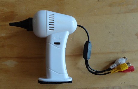 Photo: Low cost custom-made video-otoscope that can be connected to a smartphone/ Claude Laurent