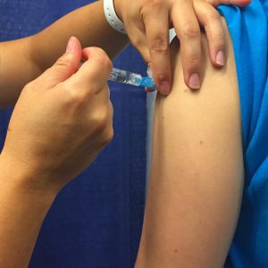A person receives the seasonal influenza vaccine (flu shot). Imahe/NIAID