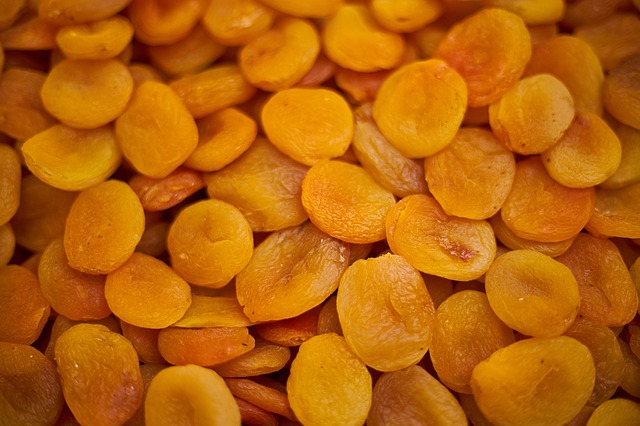 Dried apricot Image/Engin_Akyurt via pixabay